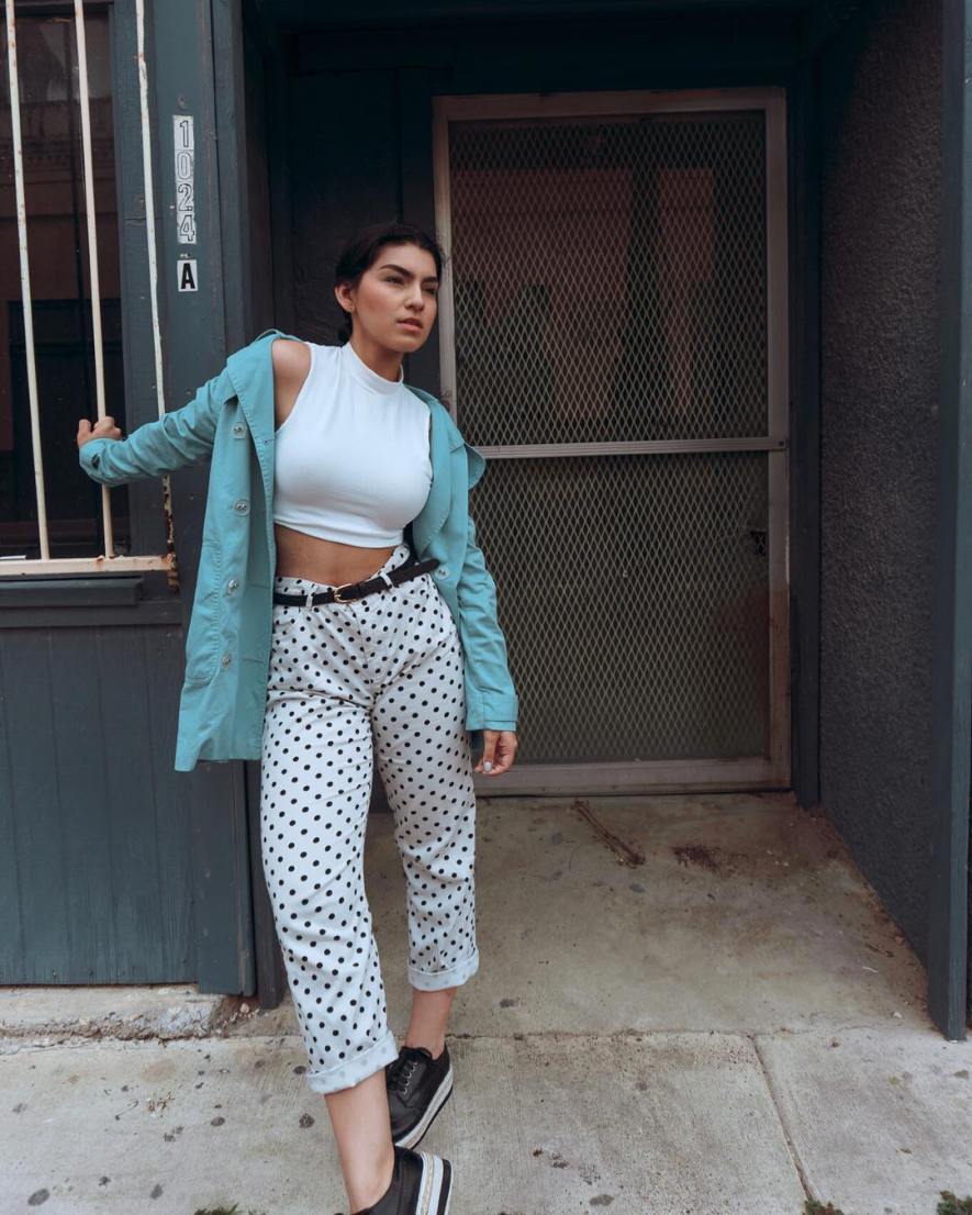 Wear a Thin Black Belt and Shoes With a Colorful Outfit For Summer
